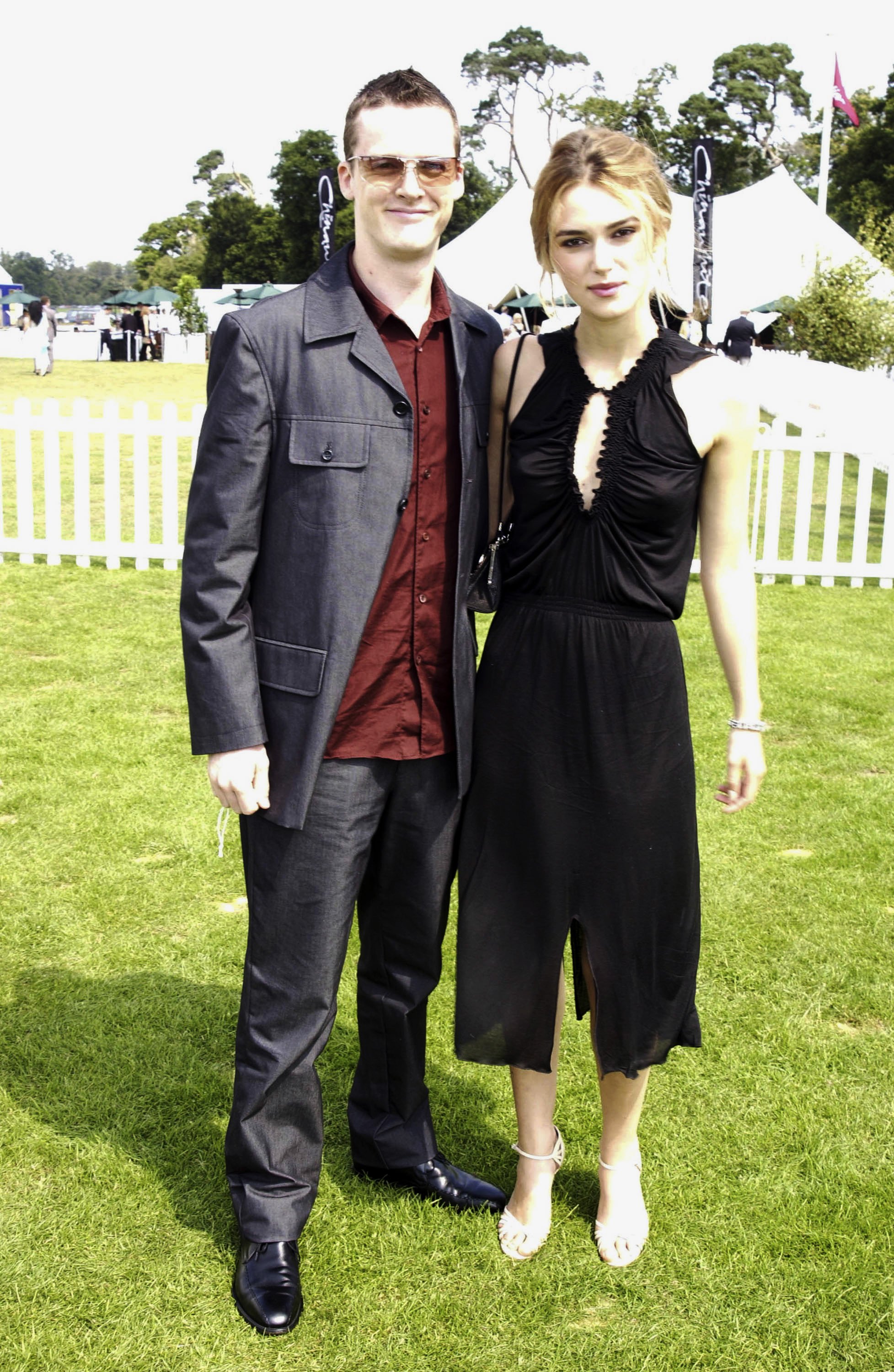 Keira Knightley and Del Synnott are photographed at the Cartier International Polo Day on Smith's Lawn, Windsor Great Park on July 28, 2002, in England | Source: Getty Images