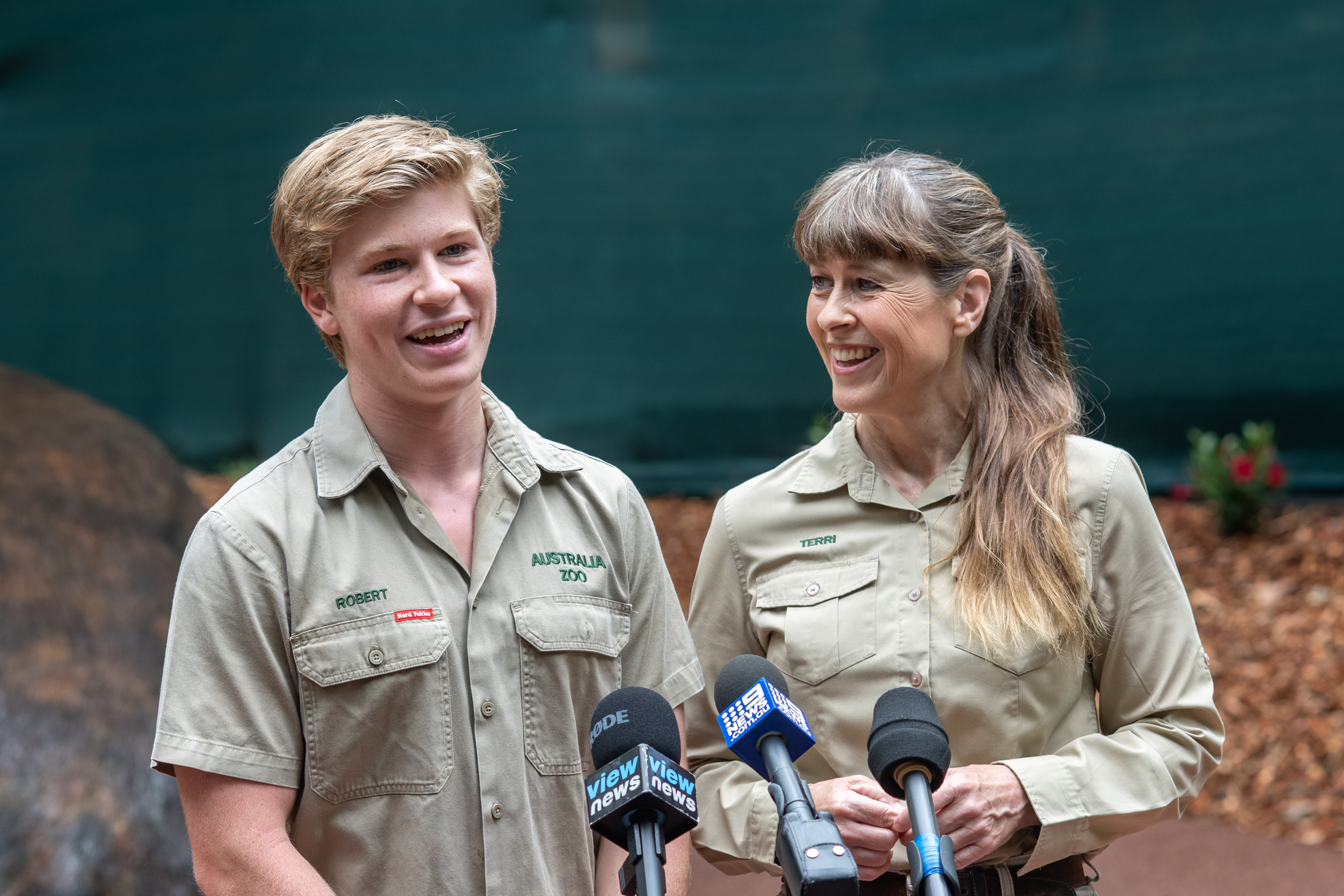 Robert and Terri Irwin celebrating Robert's 17th birthday at the Australia Zoo on December 1, 2020. | Source: Getty Images