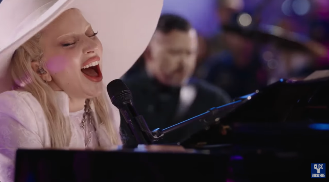 A closer look at Lady Gaga singing "Hold My Hand" on Bourbon Street in New Orleans | Source: Facebook/TVVNoticias