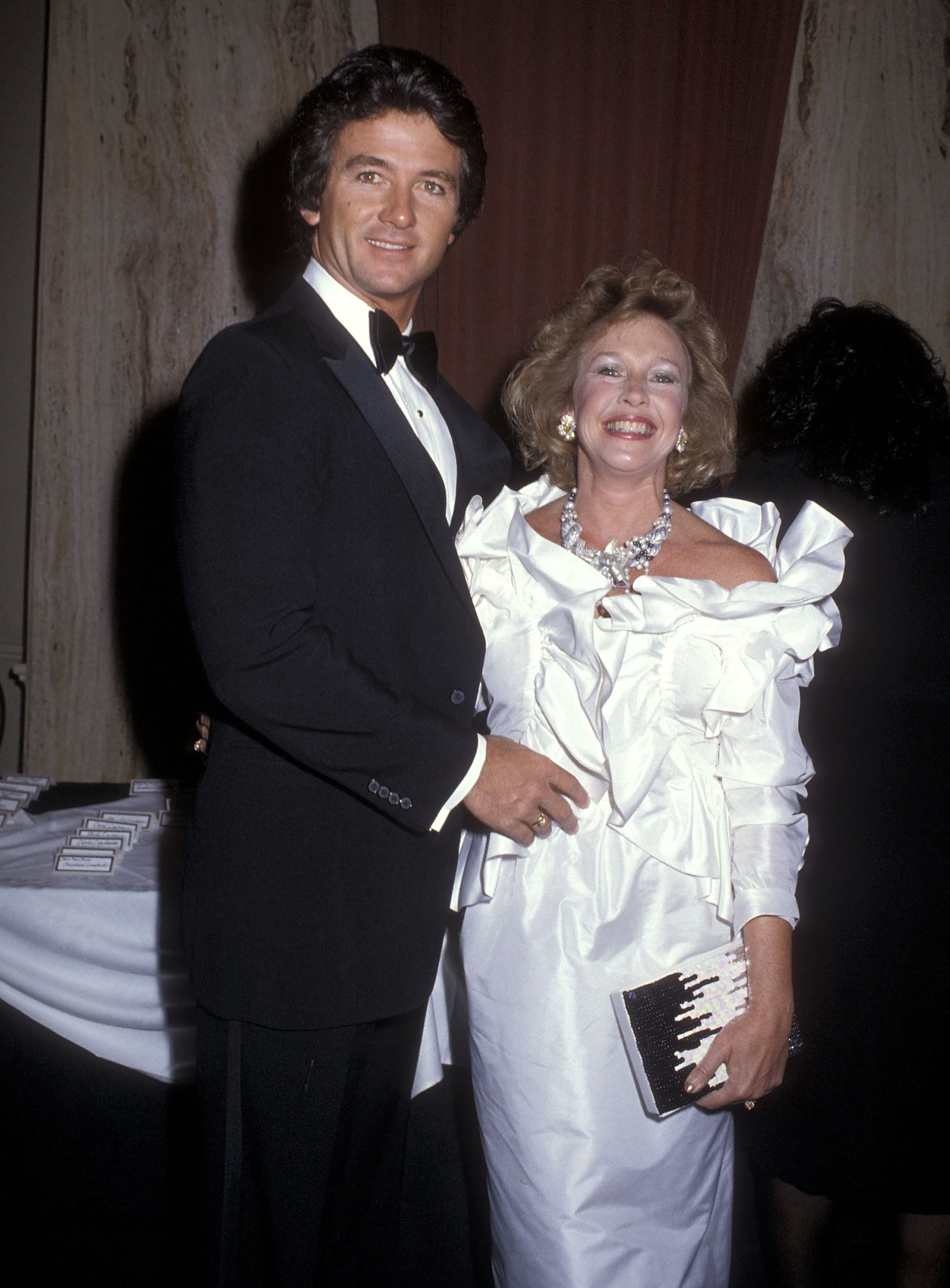 Patrick Duffy and Carlyn Rosser spotted at the Beverly Hilton Hotel on March 31, 1985. | Source: Getty Images