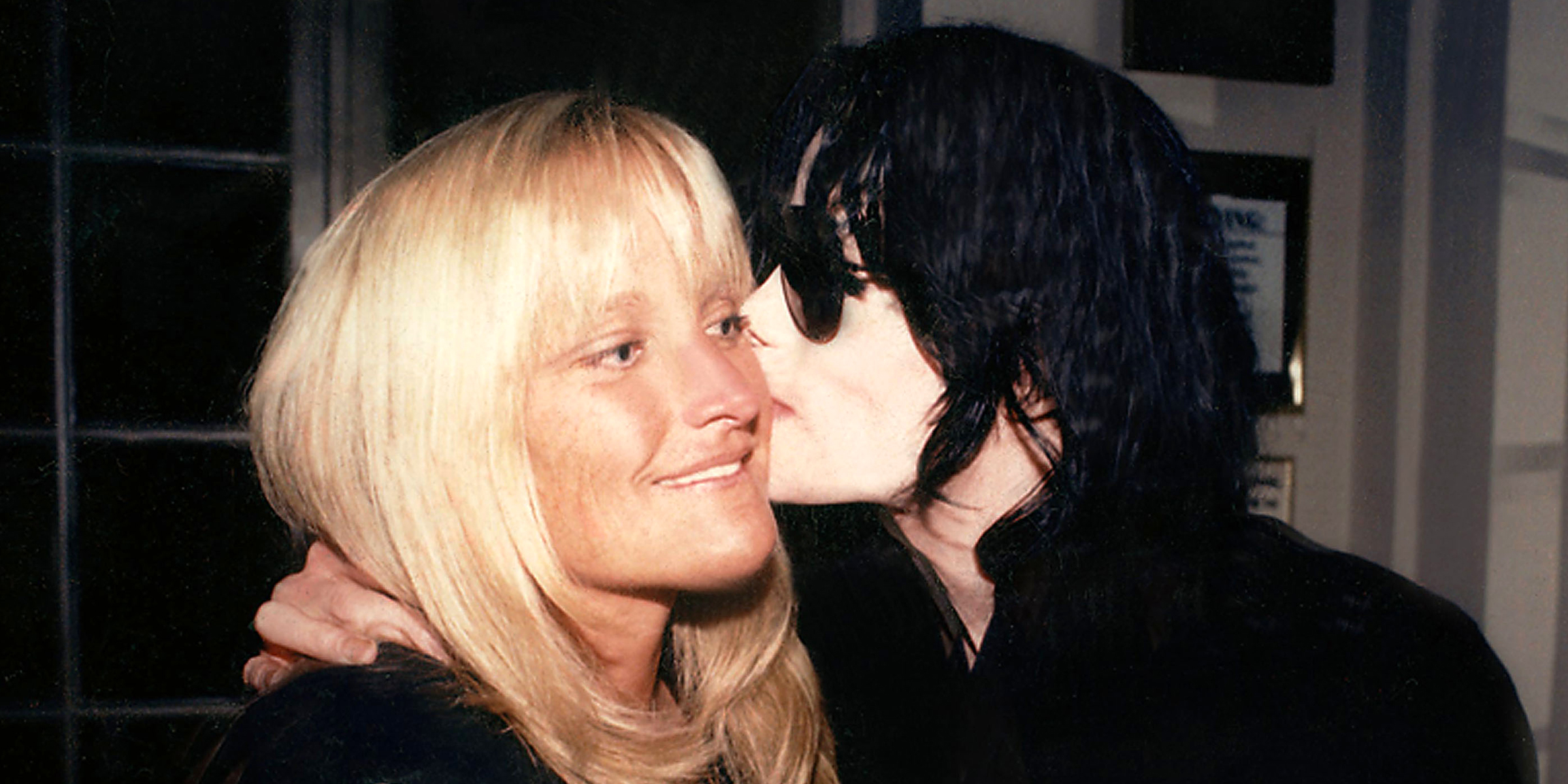 Debbie Rowe and Michael Jackson, 1998 | Source: Getty Images