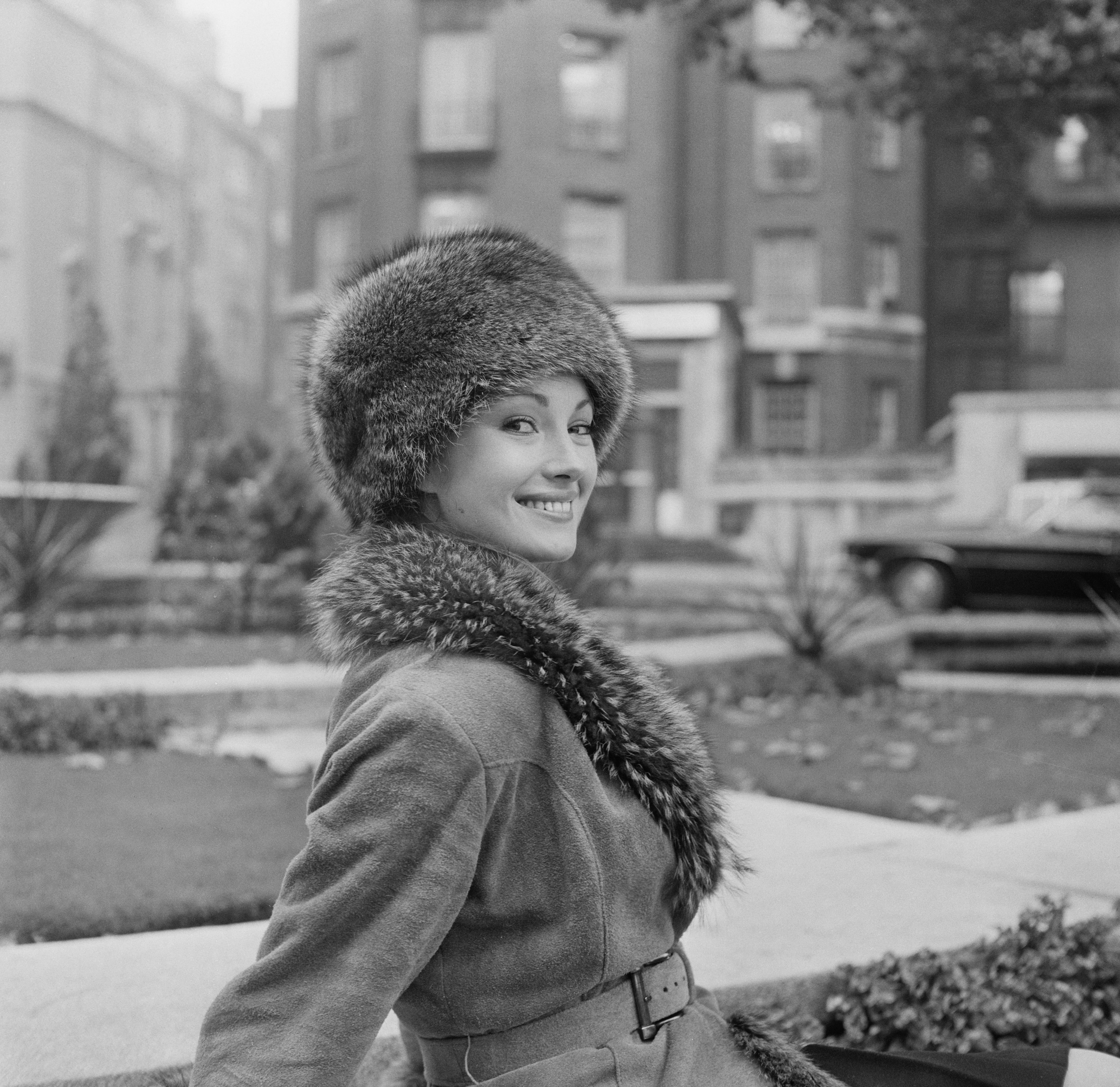 Jane Seymour at a press reception in London, after signing to star in the "James Bond" film "Live and Let Die," on October 11, 1972. | Source: J. Wilds/Keystone/Hulton Archive/Getty Images