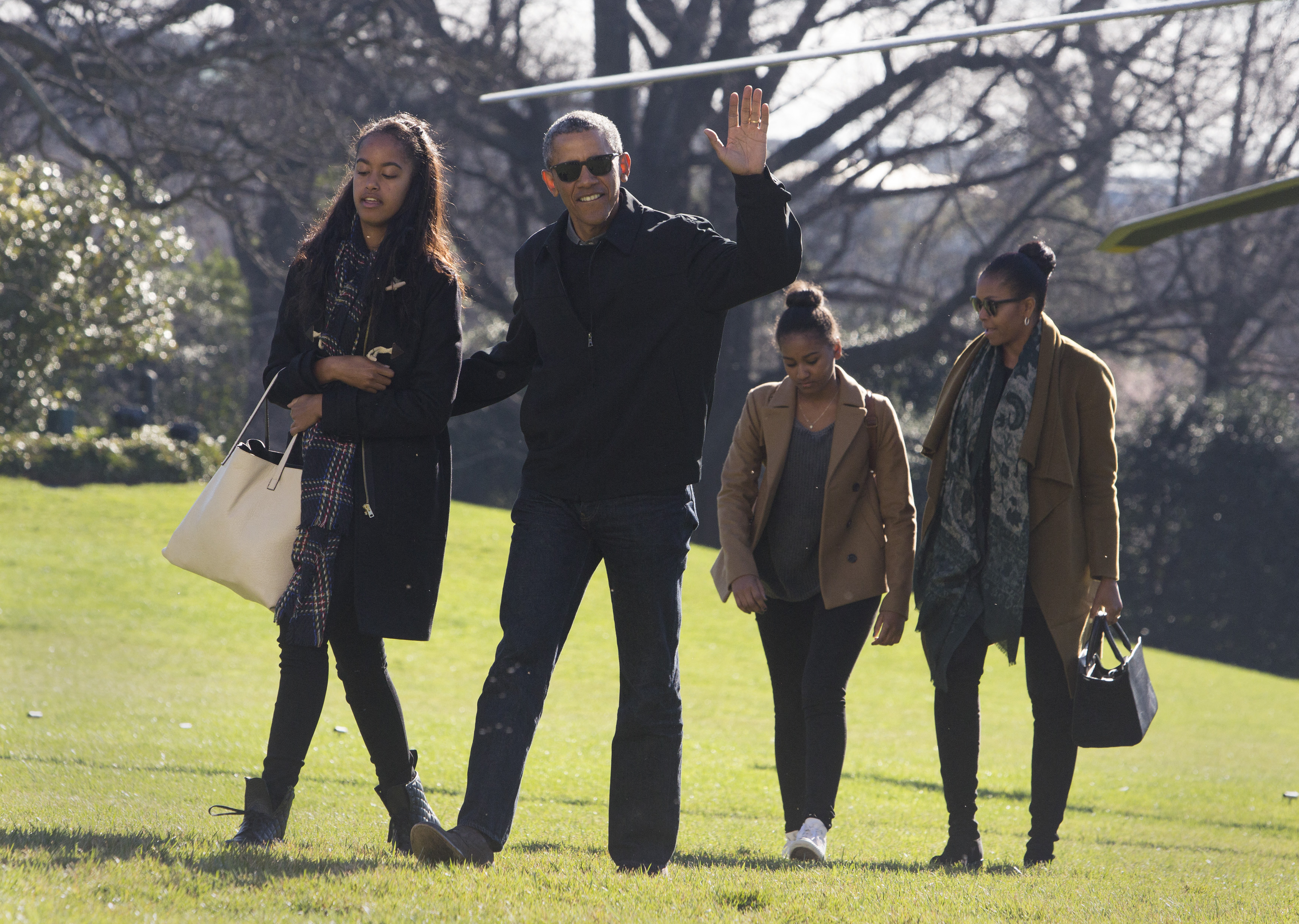 Former U.S. President Barack Obama, First Lady Michelle Obama, and their daughters, Malia and Sasha, return to the White House on January 3, 2016 | Source: Getty Images
