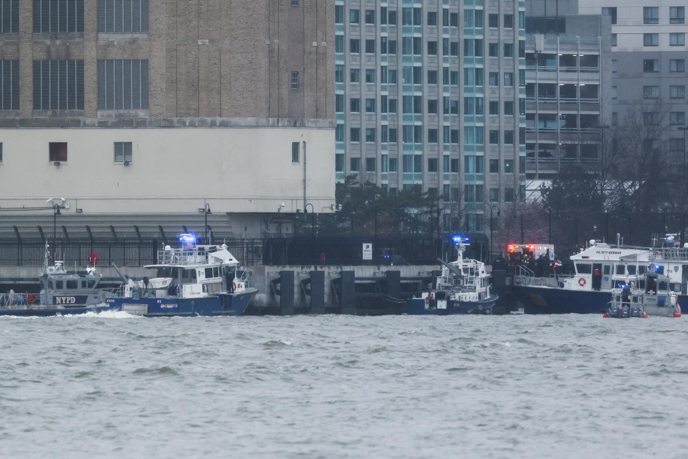 Rescue boats and police officers arriving at the crash scene in New York. | Source: Getty Images