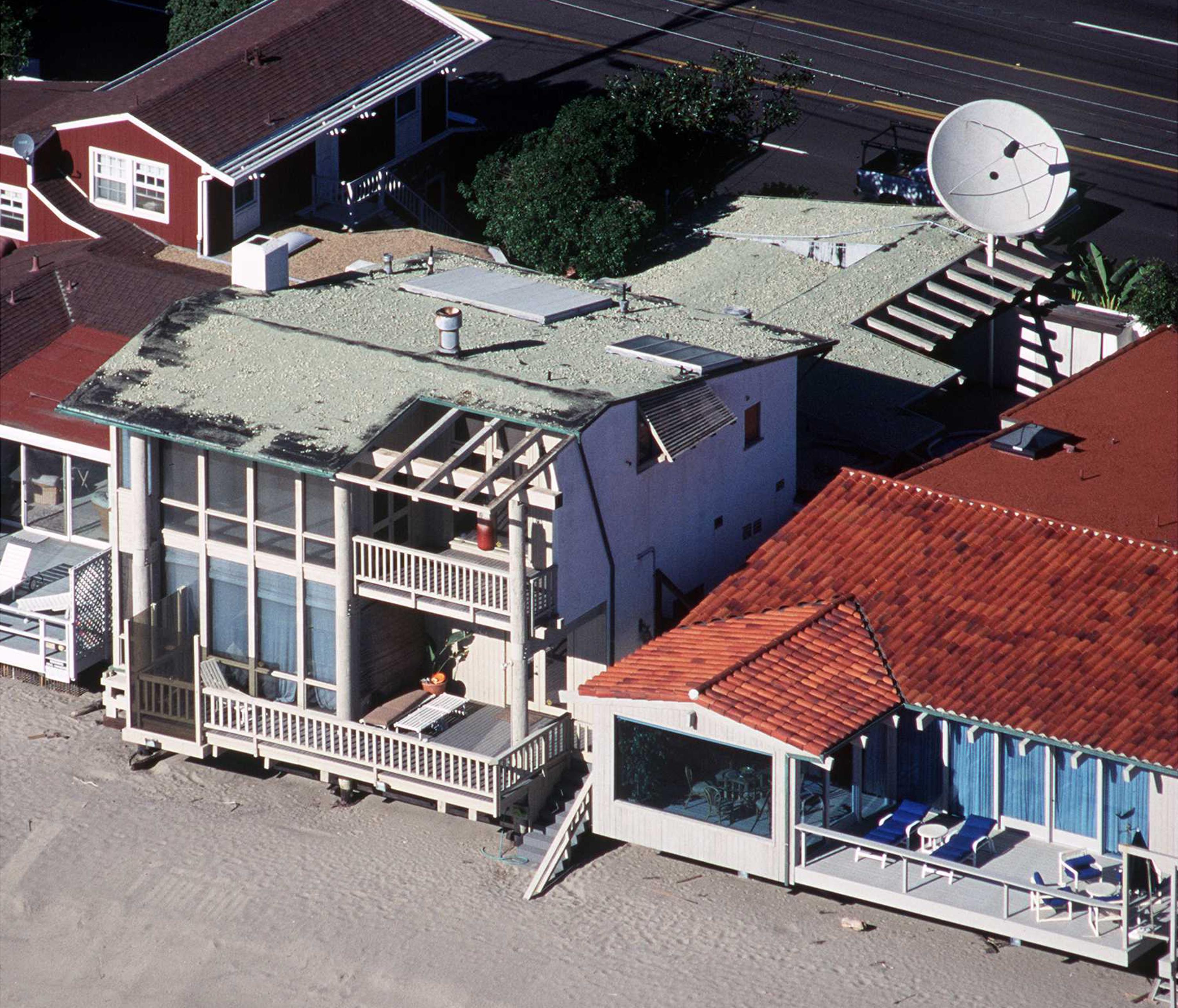 Ryan O'Neal and Farrah Fawcett's beach home as seen on December 1, 1996 in Malibu, California | Source: Getty Images