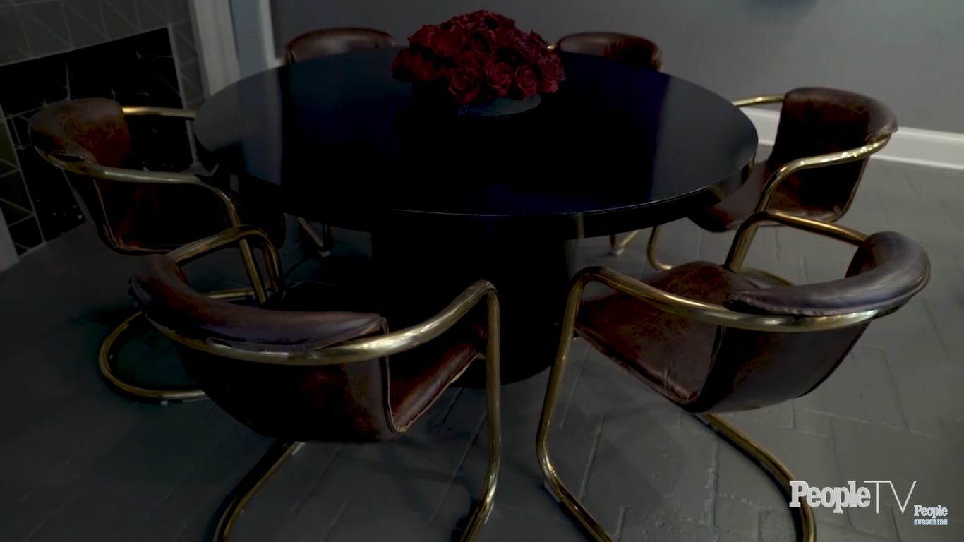 Jenny McCarthy and Donnie Wahlberg's sitting area in the kitchen | Source: YouTube/People