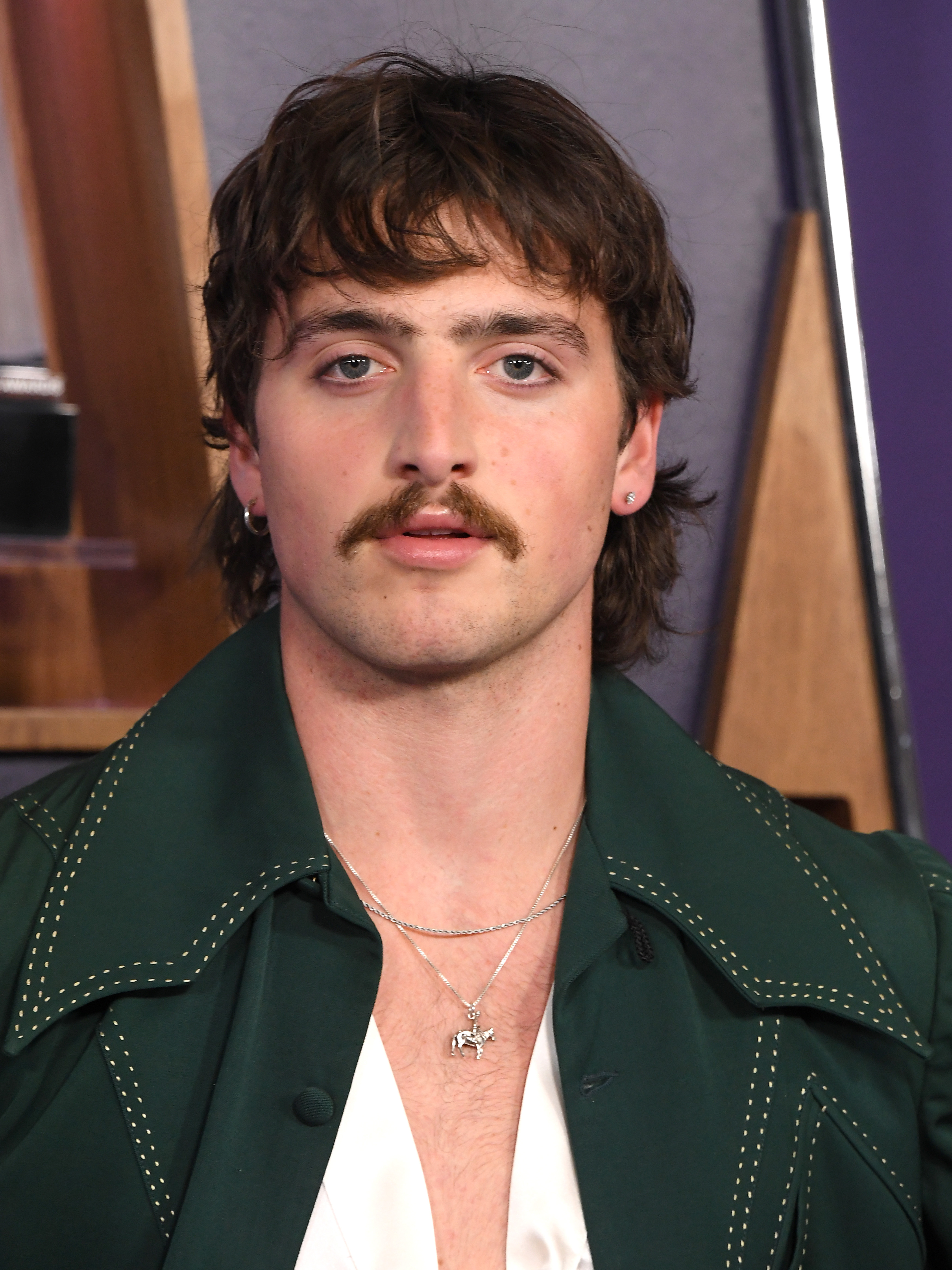 Benson Boone brought retro rockstar vibes to the 2025 AMAs at Fontainebleau Las Vegas on May 26, turning heads in a deep green two-piece with a wide-collar silhouette and softly flared pants that nailed laid-back glam.