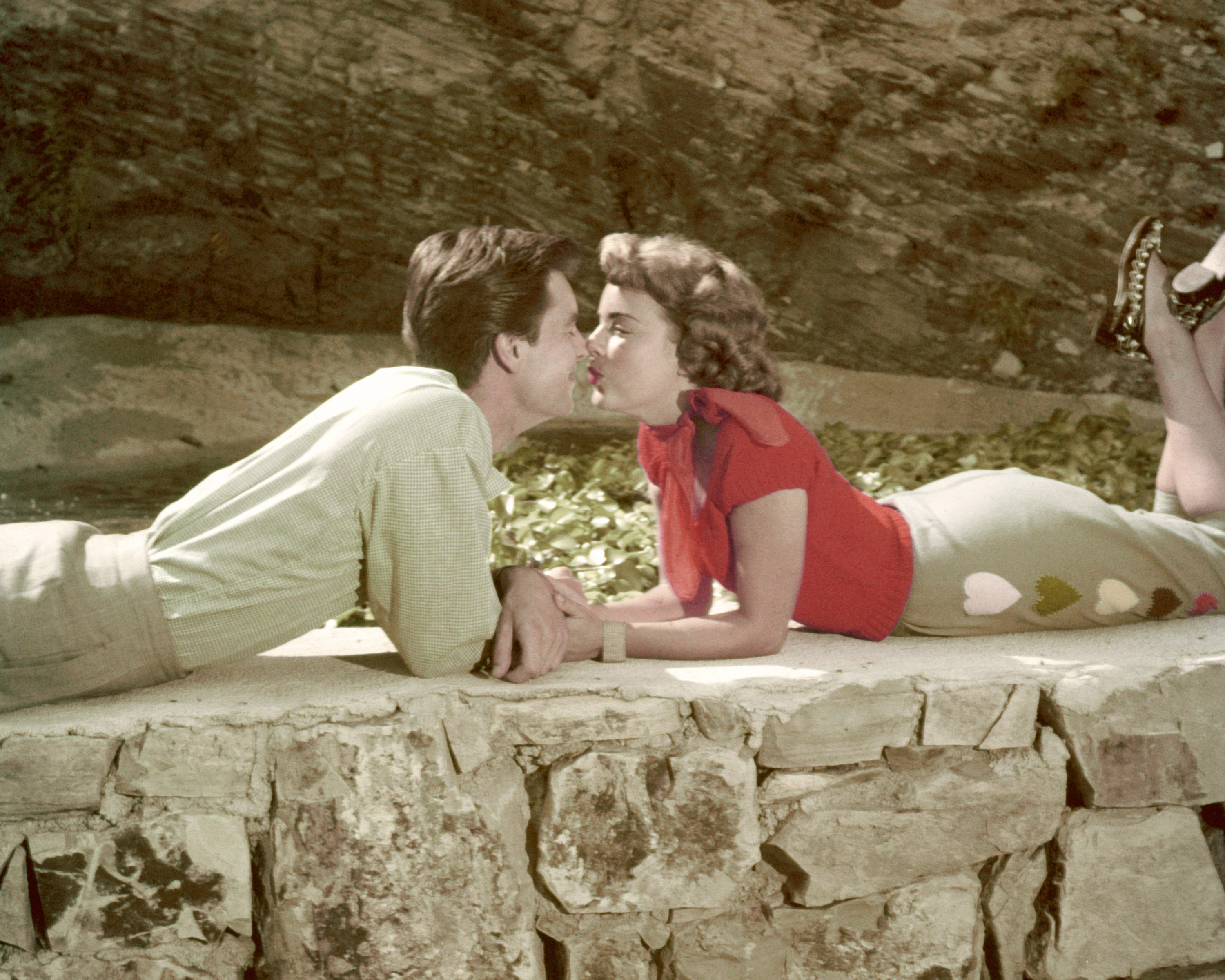 Robert Wagner and Natalie Wood photographed in 1960 | Source: Getty Images