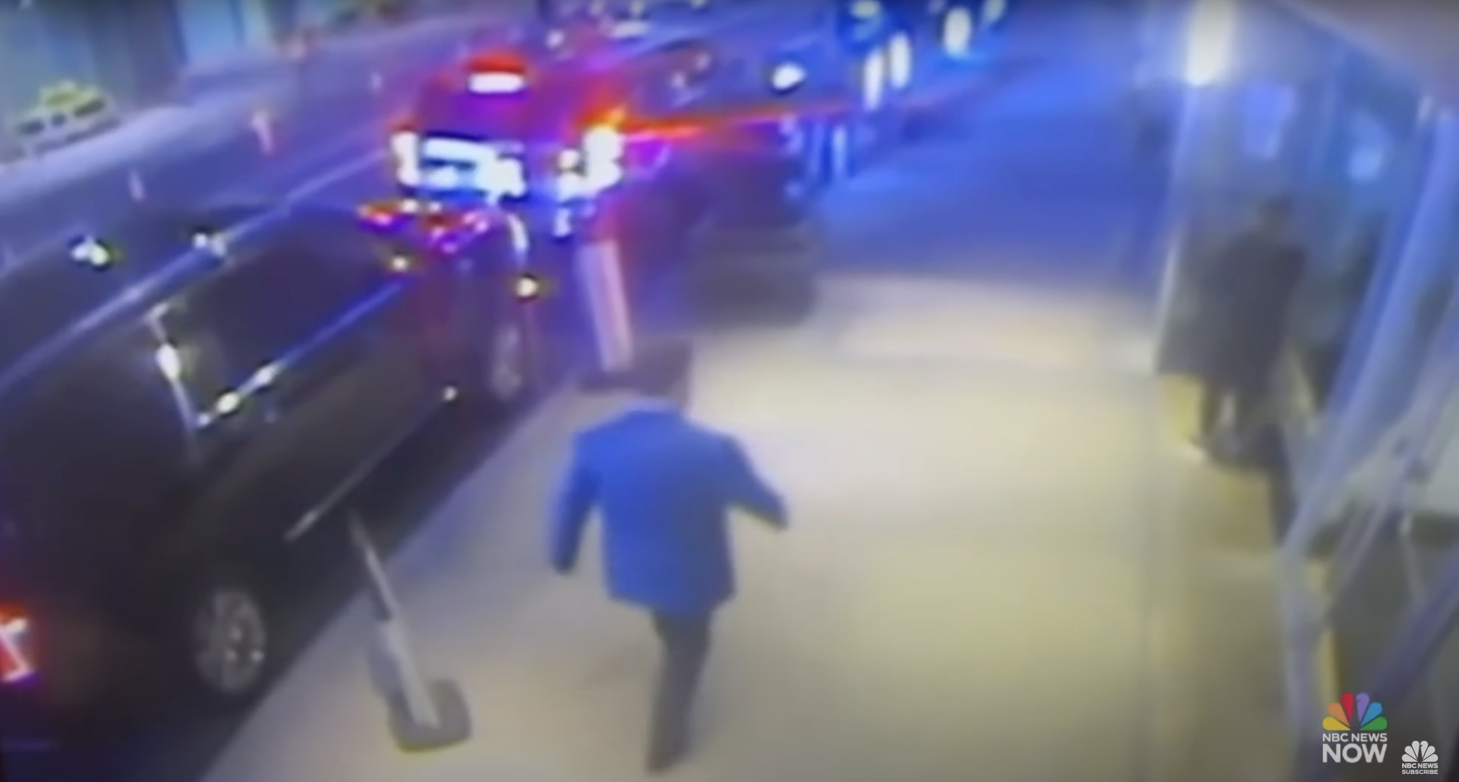 Brian Thompson walks on the street shortly before the attack, posted on December 4, 2024 | Source: YouTube.com/NBCNews