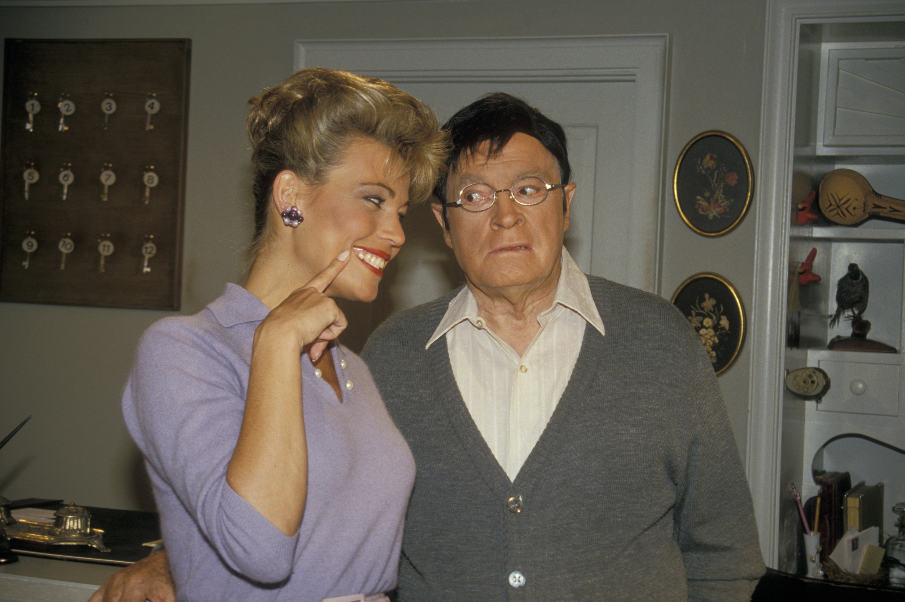 Bob Hope and Vanna White at the "Bob Hope's Easter Special" taping in 1987 | Source: Getty Images