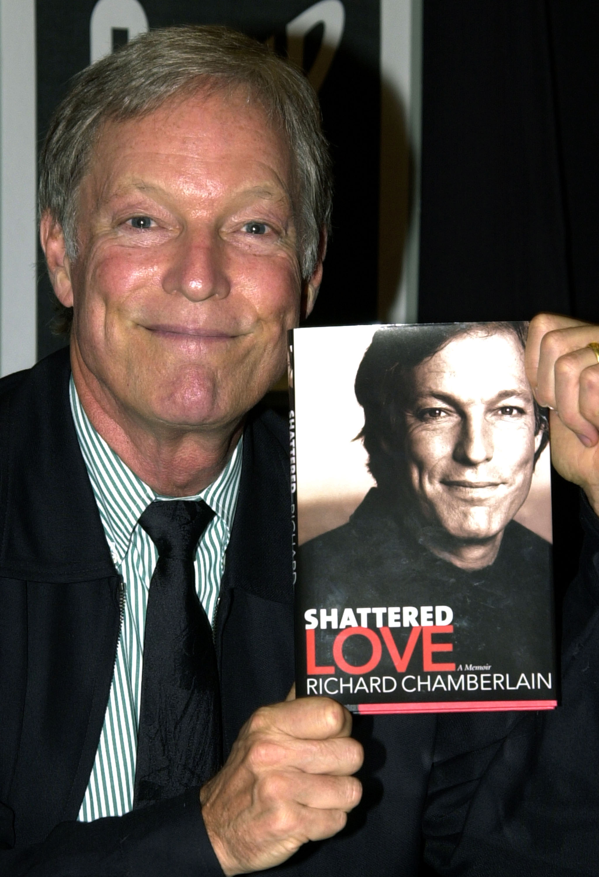 Richard Chamberlain during an in-store book signing for "Shattered Love" in 2003 | Source: Getty Images