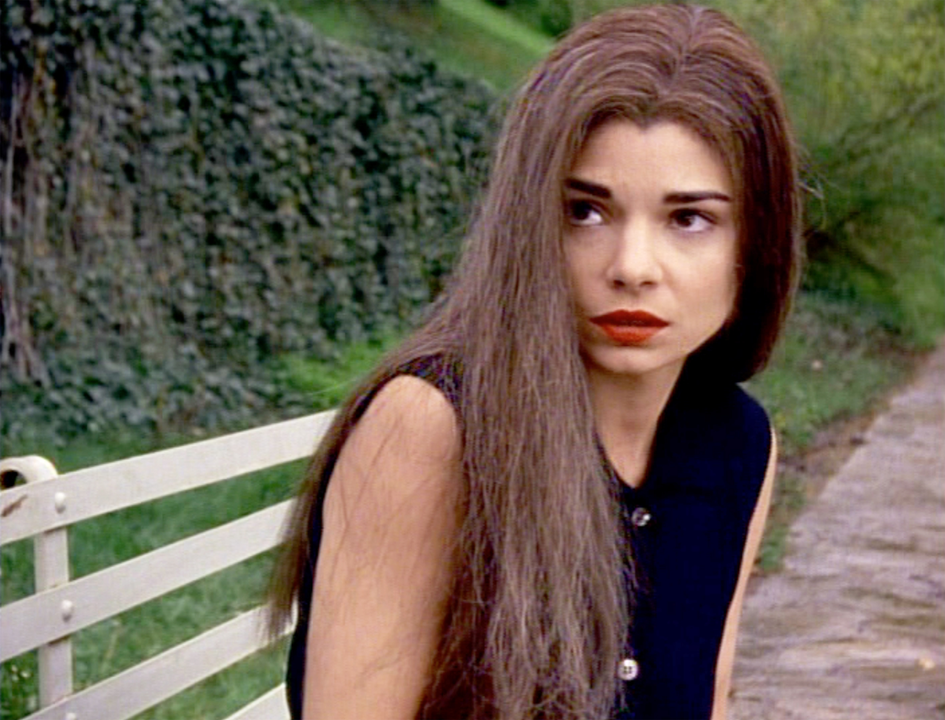 Laura San Giacomo (as Nadine Cross) on a bench in Central Park during "The Stand," initially broadcast on May 9, 1994 | Source: Getty Images