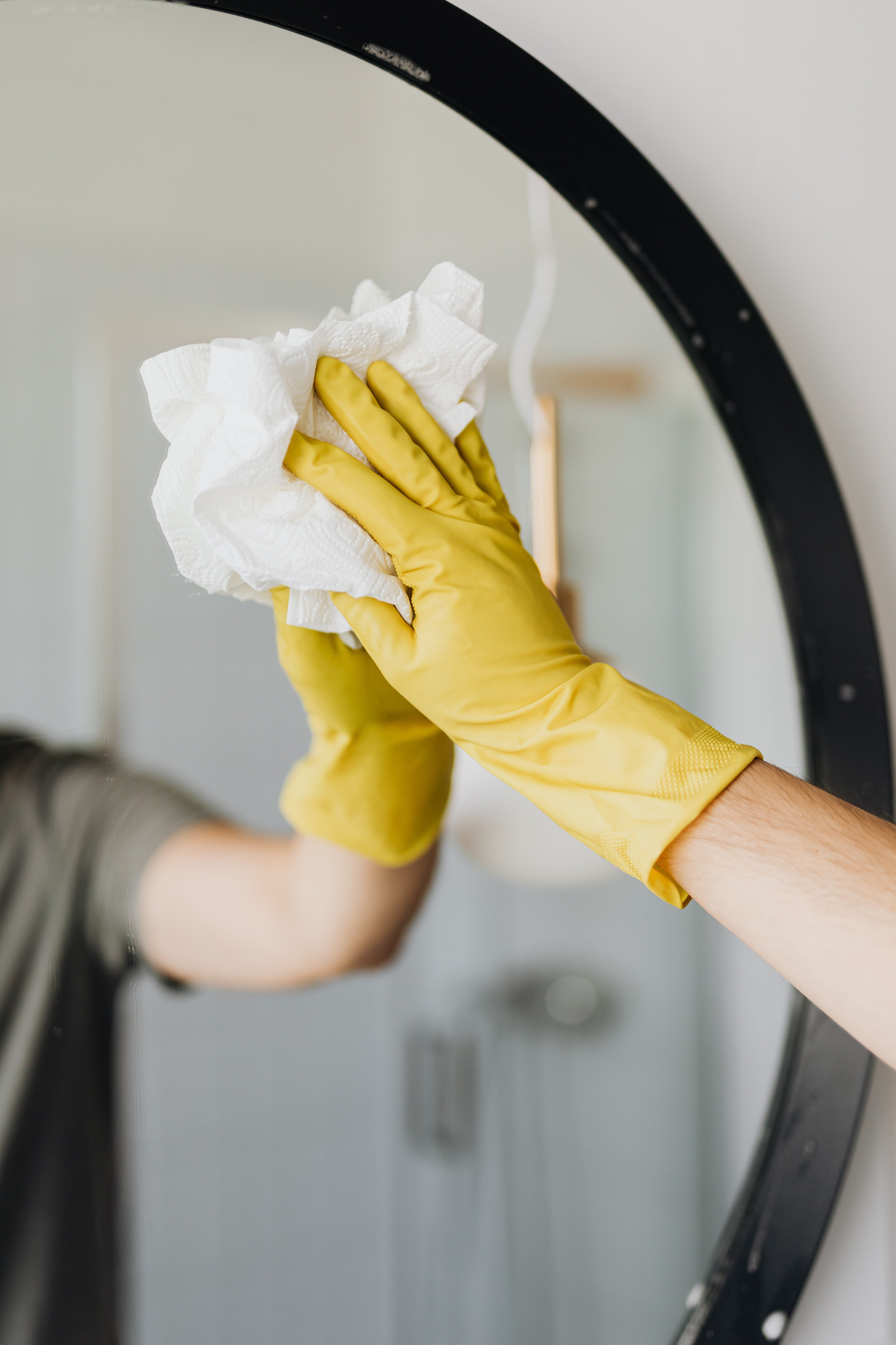 One day Kevin was cleaning the school gym when one of the high schoolers aimed a ball at his head | Source: Pexels