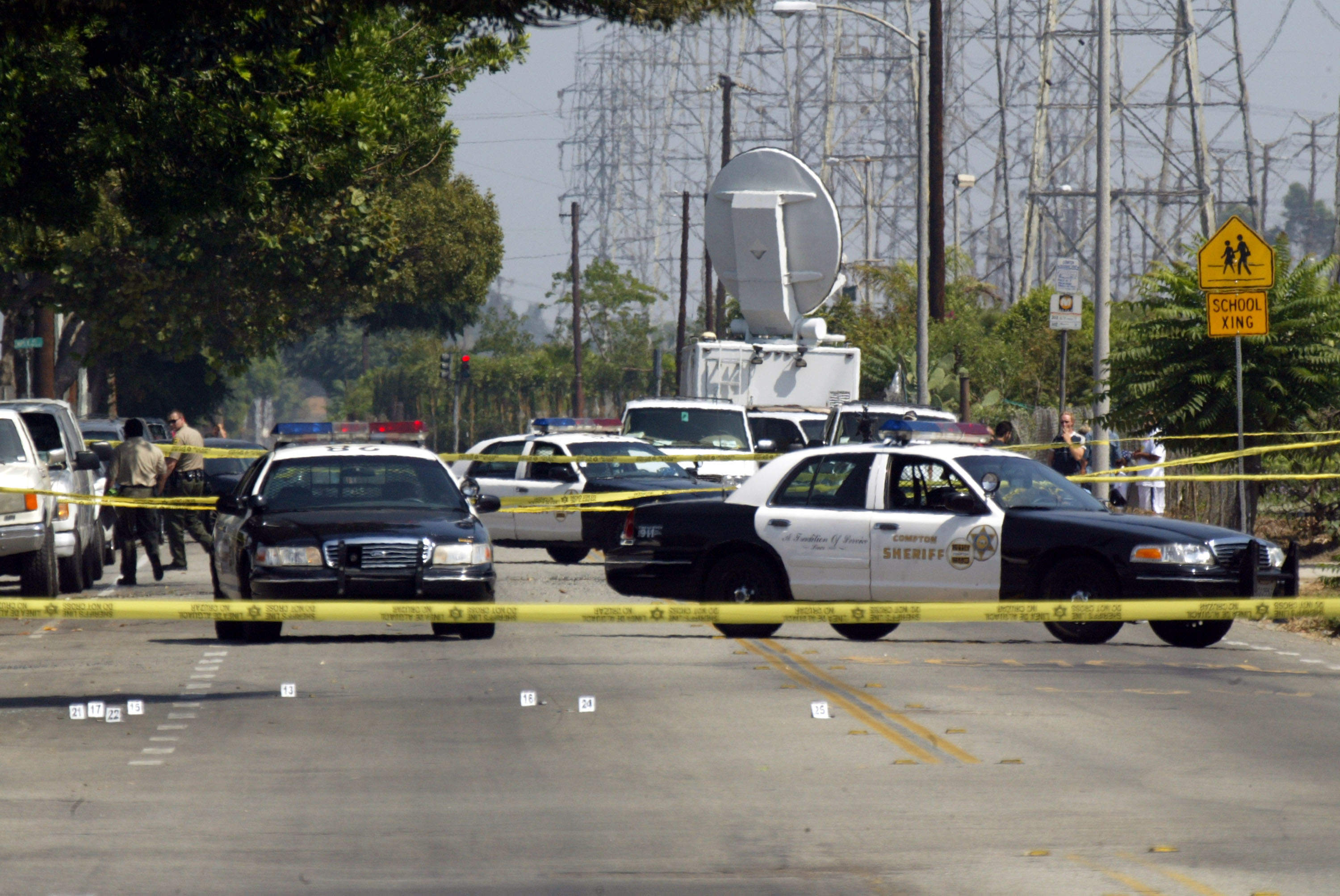 Compton Sheriff officers at the crime scene where 31-year-old Yetunde Price was fatally shot on September 14, 2003, in Compton, California. | Source: Getty Images