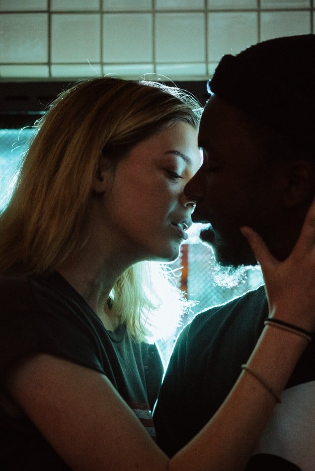 Man and woman kissing | Source: Unsplash