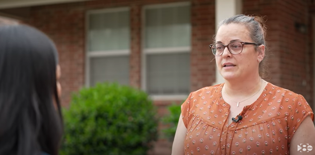 Meghan Metcalf talking about losing her twin son, Austin, on April 3, 2025 | YouTube/WFAA