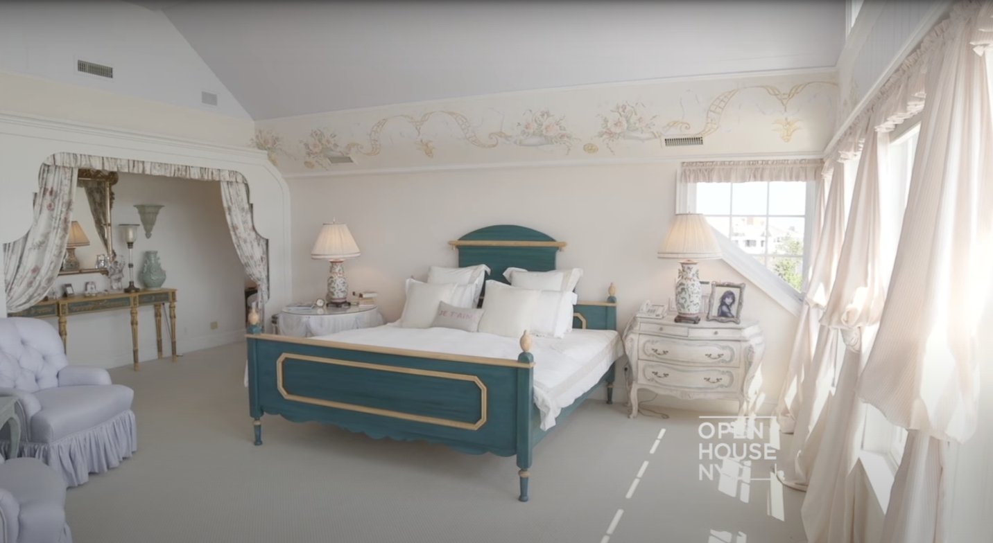 The master bedroom with overwhelming ocean view with its center-pleat curtains. | Source: Youtube.com/Open House Tv