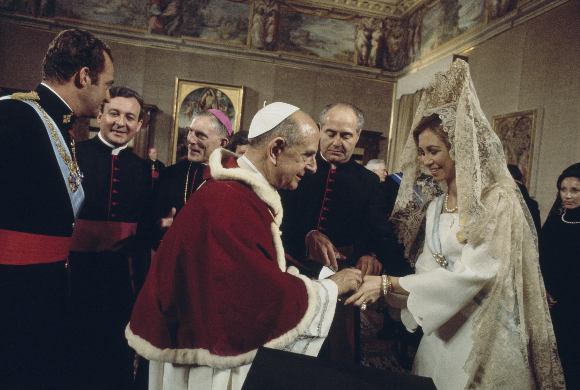 Pope Paul VI with King Juan Carlos and Queen Sofia of Spain at the Vatican, on February 10, 1977 | Source: Getty Images
