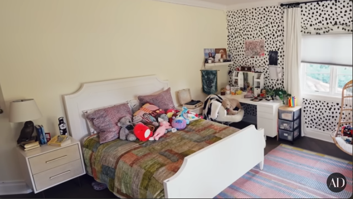 Viola Davis' daughter's bedroom in her Los Angeles home, from a video dated January 5, 2023 | Source: youtube.com/ArchitecturalDigest