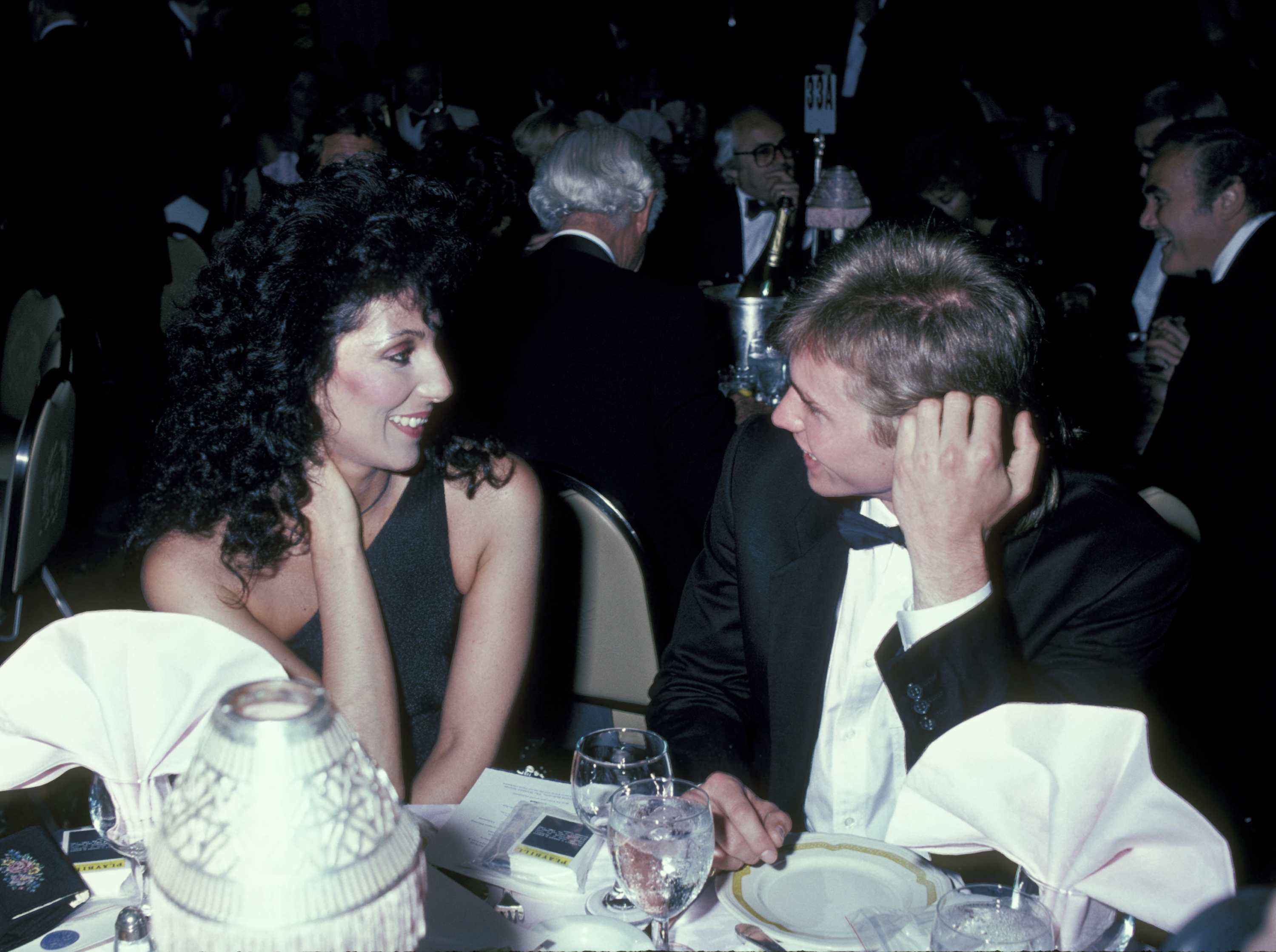Cher and Val Kilmer chatting and laughing at the 36th Annual Tony Awards Party on June 6, 1982 | Source: Getty Images