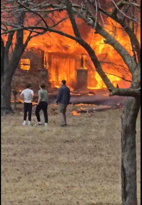 People watching in disbelief as a blaze of fire consumes a house following a plane crash in Minnesota posted on March 29, 2025 | Source: X/FrankieMcLister