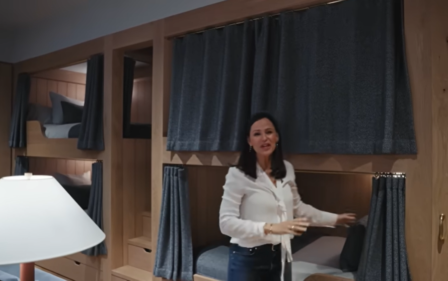 Jennifer Garner shows off the bunk beds in her slumber party room, dated September 3, 2024 | Source: YouTube/@Archdigest