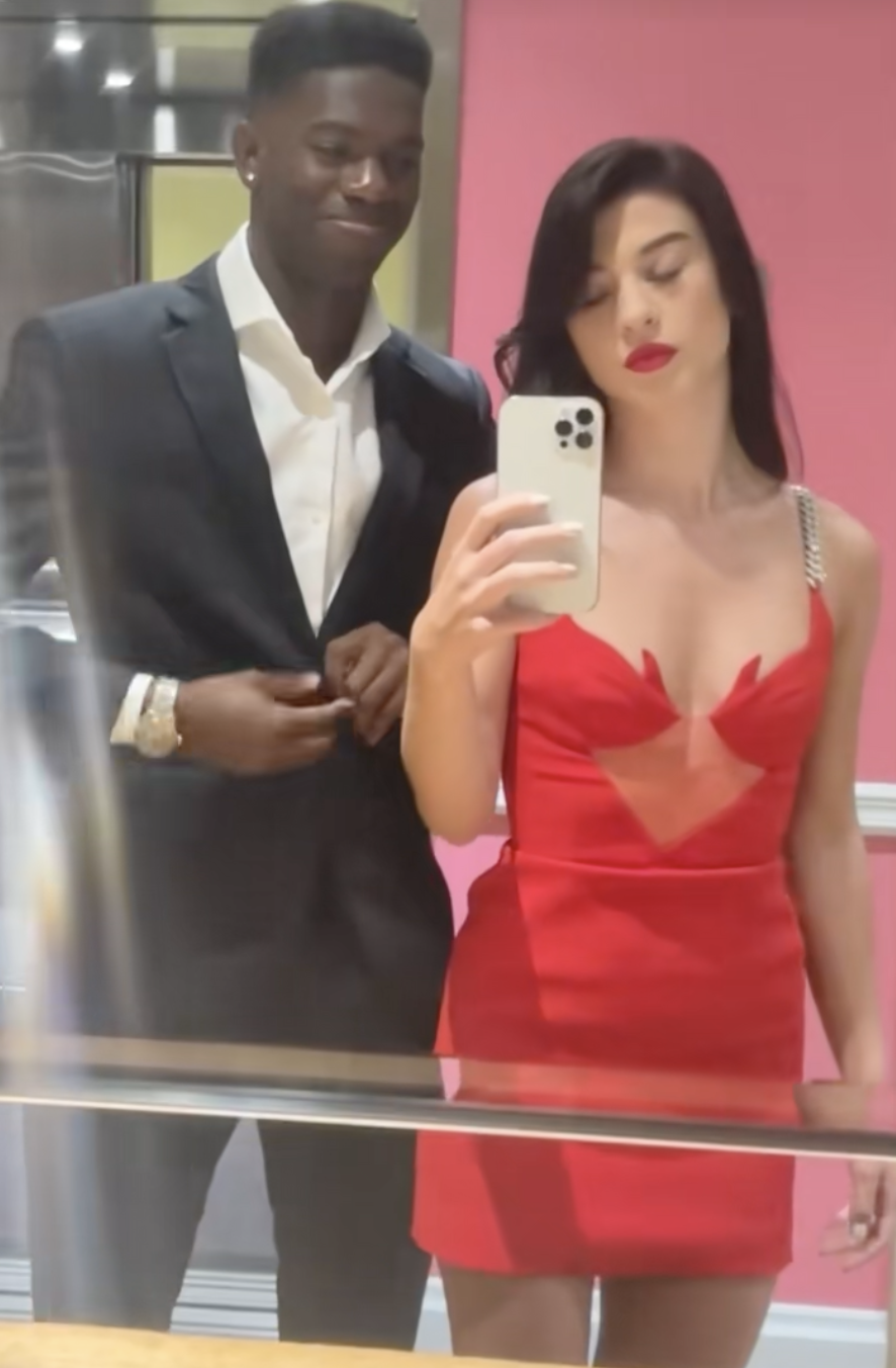Robert Ross and Phoebe Gates take a selfie | Source: TikTok/phoebegates