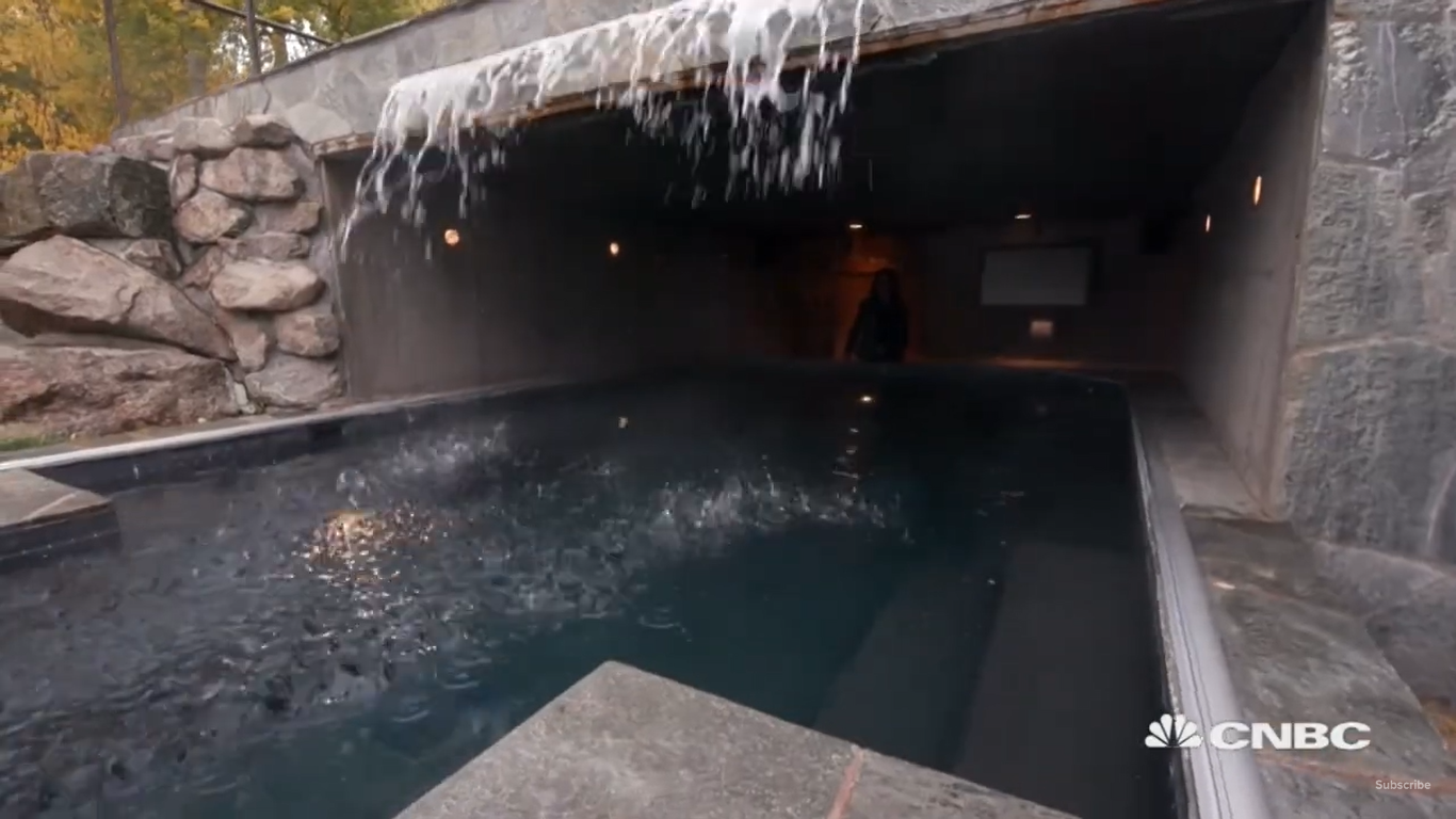 Kevin Costner's jacuzzi at his estate in Aspen, Colorado | Source: YouTube/CNBCMakeIt