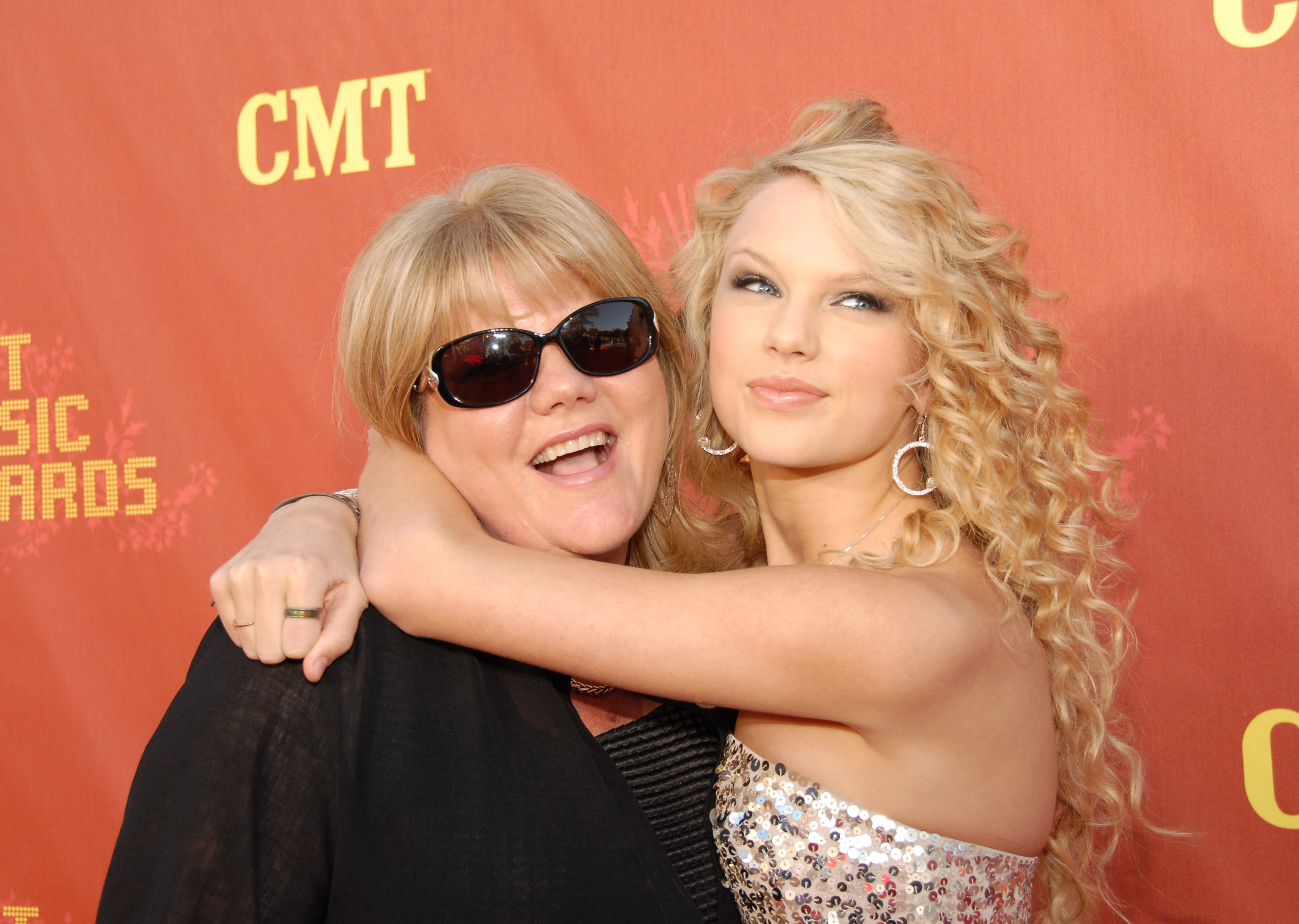Andrea and Taylor Swift at the CMT Music Awards in 2007. | Source: Getty Images