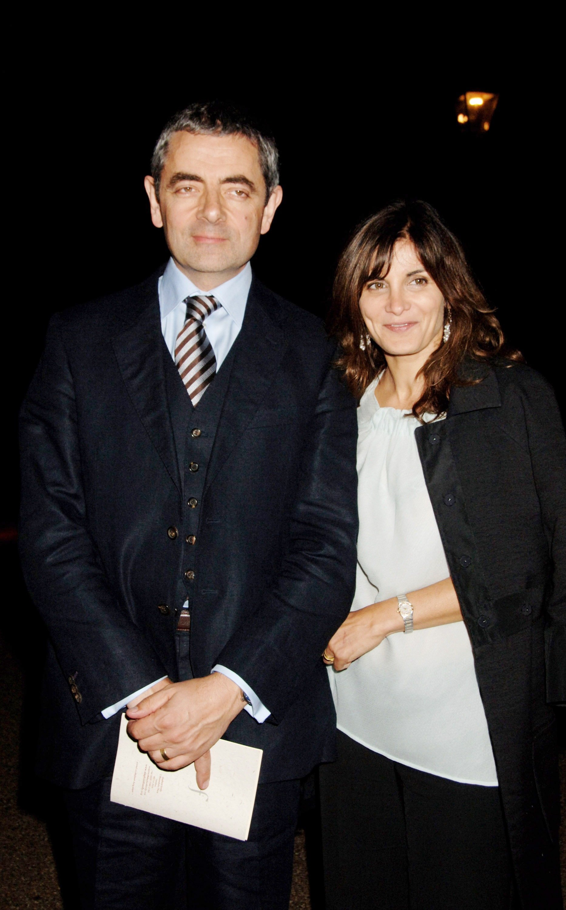 Rowan Atkinson and Sunetra Sastry attend the Quintessentially Trunk Party, at The Serpentine Lido on September 16, 2007, in London, England. | Source: Getty Images