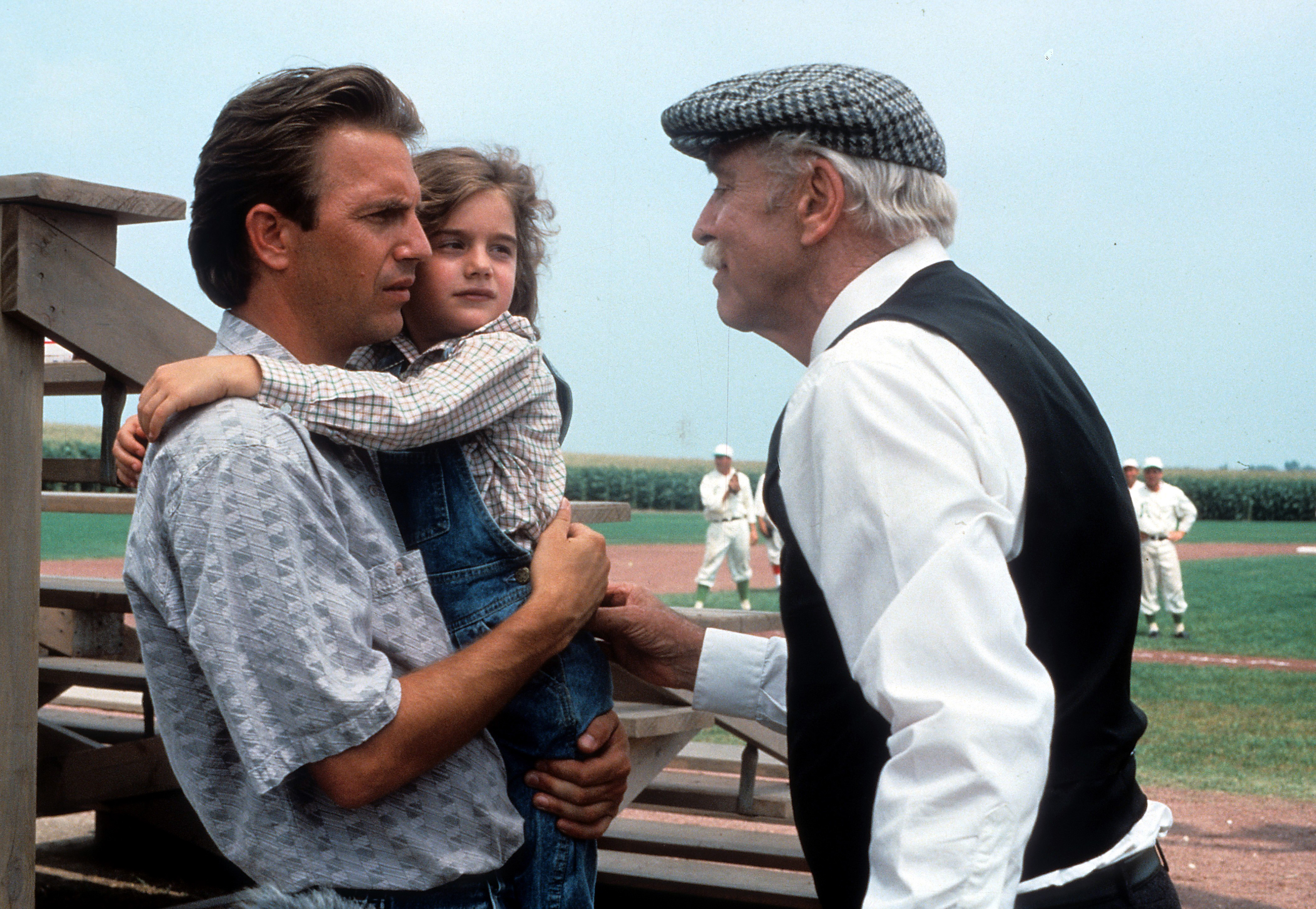 Kevin Costner and Gaby Hoffmann on the set of "Field of Dreams," 1989 | Source: Getty Images
