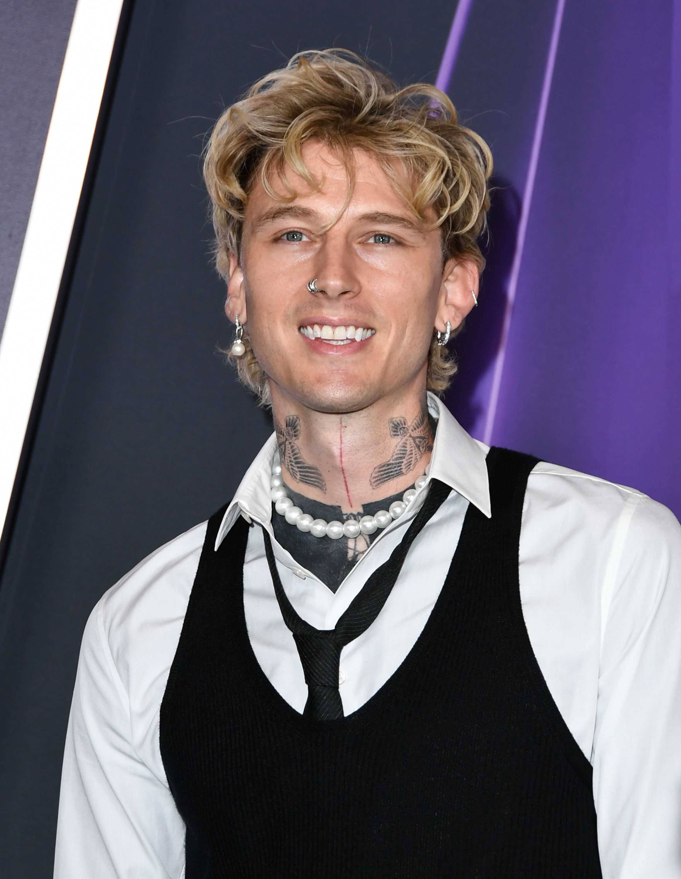 Machine Gun Kelly made a statement at the 2025 AMAs at Fontainebleau Las Vegas on May 26. His punk-prep look — featuring pearls, a black string tie, and a nose hoop — stood out with bold layers and unexpected, textured accessories.