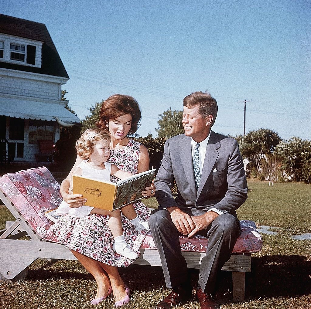 Jacqueline and John F. Kennedy at their summer home reading to their daughter Caroline in 1960 | Source: Getty Images