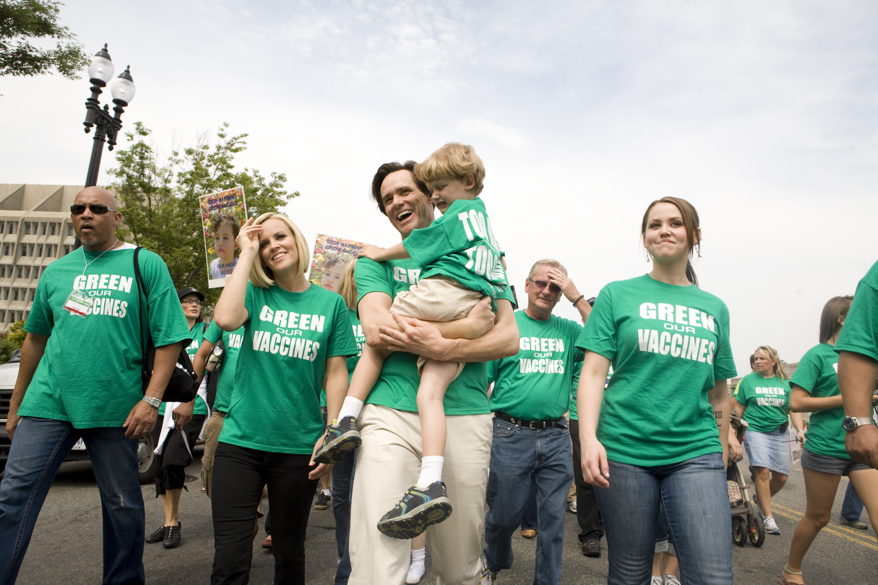 Actor Jim Carrey holds the boy during a march calling for healthier vaccines on June 4, 2008 | Source: Getty Images