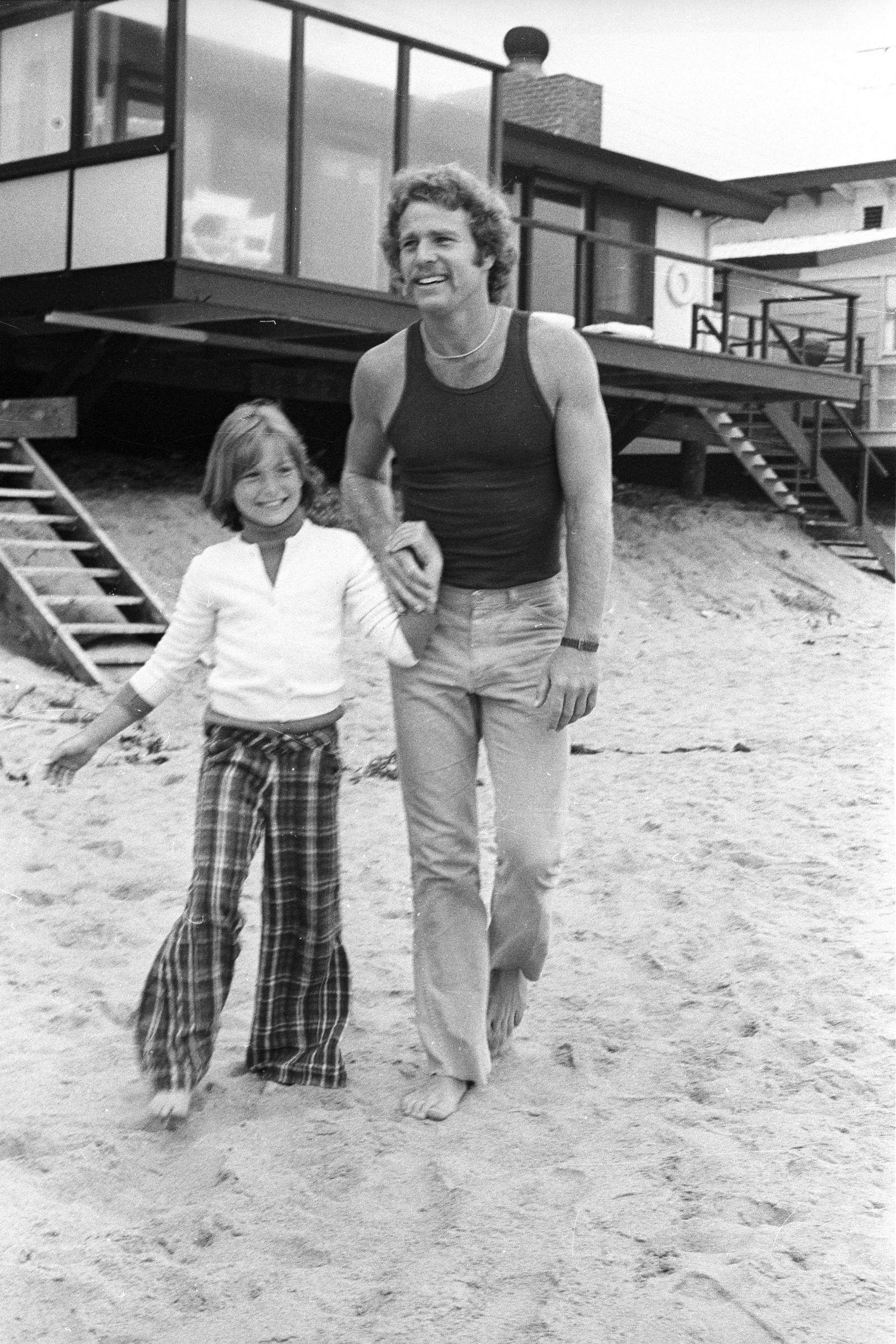 Ryan O'Neal with his daughter during an interview with Women's Wear Daily on April 27, 1973, in Malibu, California. | Source: Getty Images