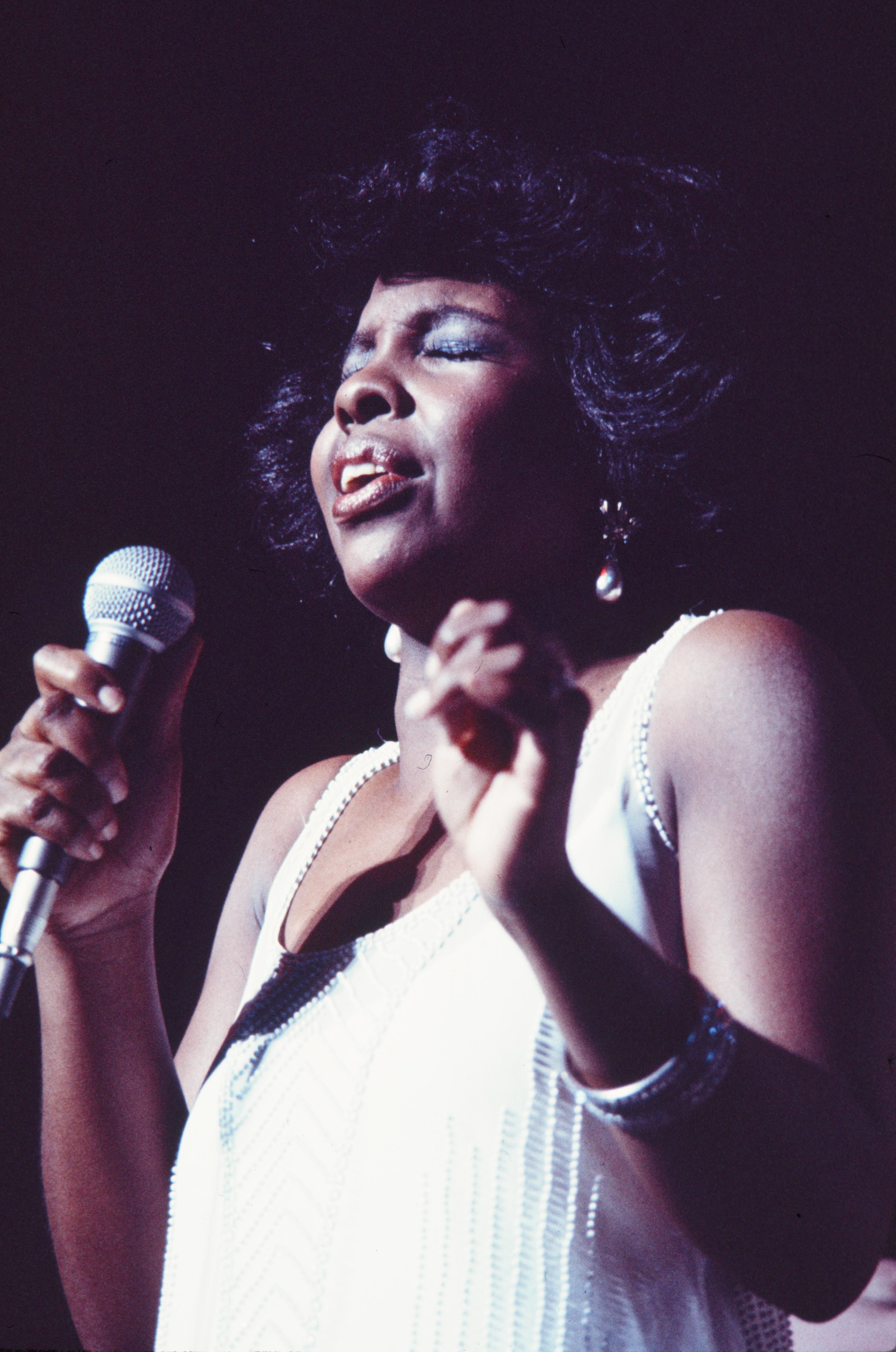 Gladys Knight performs on January 22, 1975, in Tokyo, Japan | Source: Getty Images