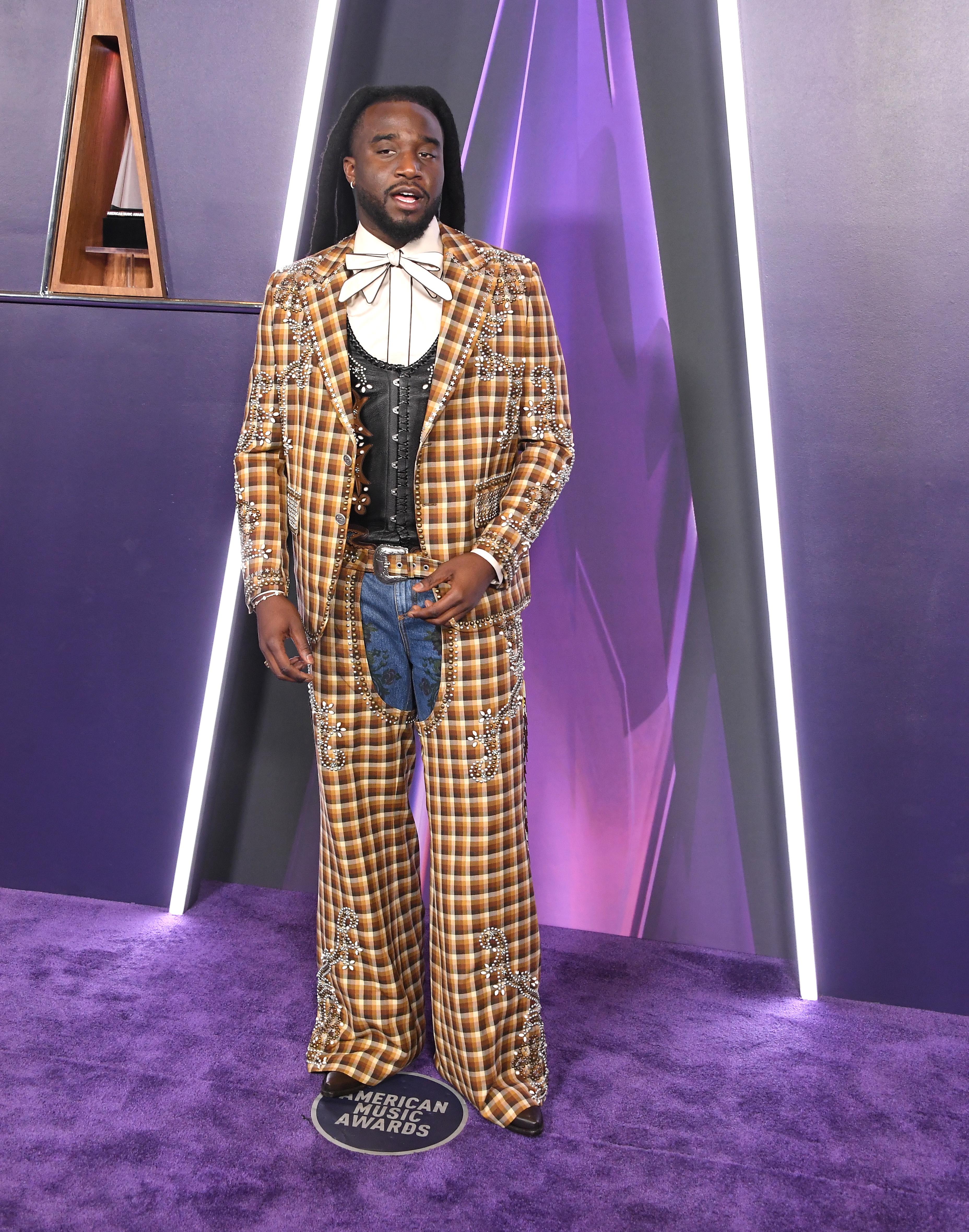 On the purple carpet, Shaboozey's flared trousers, denim paneling, and embellished blazer delivered a standout fusion of country, glam, and street. A look that was anything but conventional — and all his own.