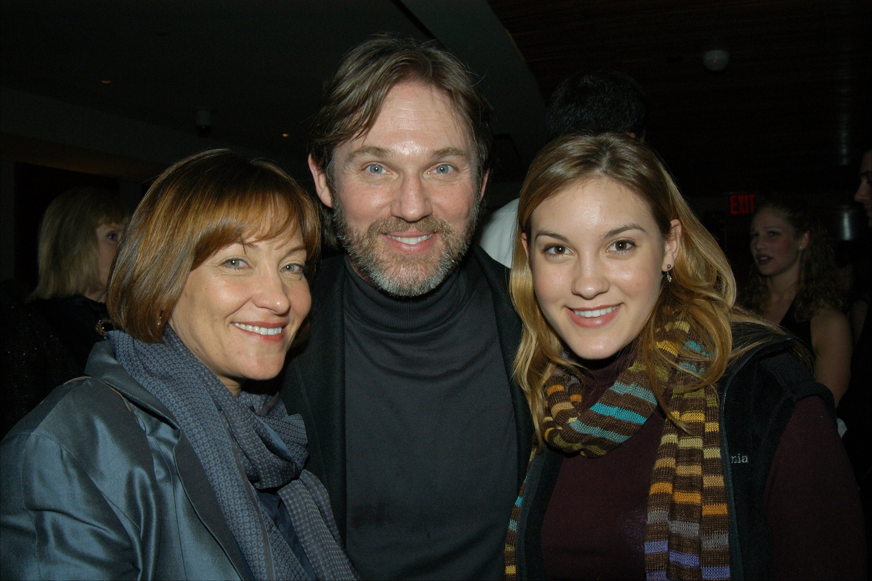 Richard Thomas is joined by wife Georgiana and daughter Kendra at an opening night party for the play "The Stendhal Syndrome" at Fred's at Barney's on Madison Ave, 2004 | Source: Getty Images